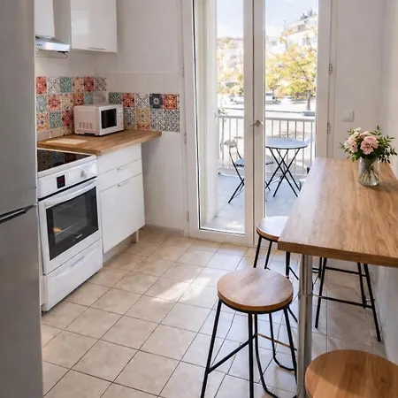 A La Decoration Originale 3 Lits Clim 2 Balcons Proche Centre Et Commerces *